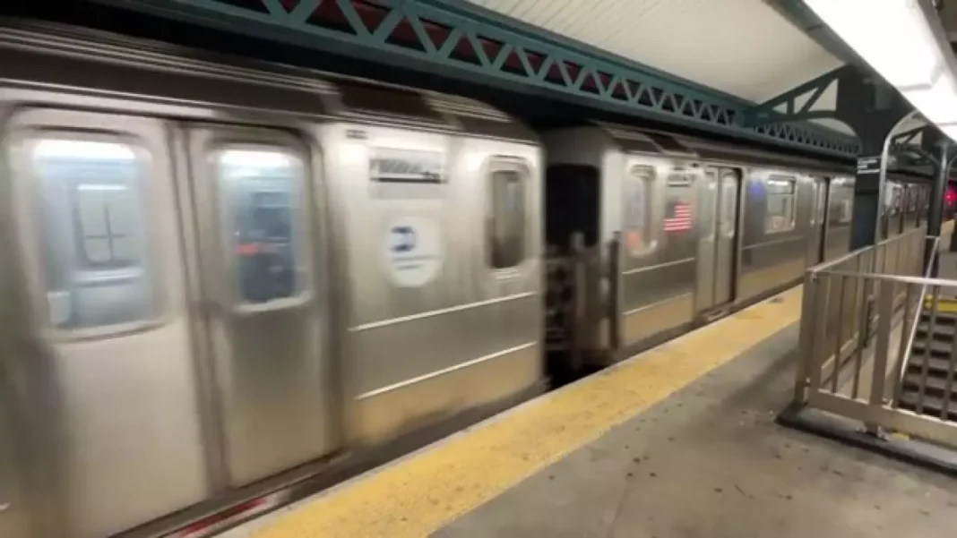 Apuñalan a dos jóvenes en el tren del Bronx, NY para robarles un celular