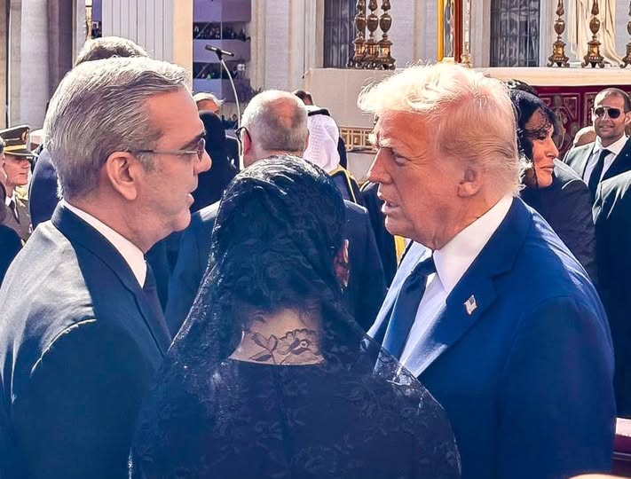 Presidente Abinader y Donald Trump conversan brevemente durante ceremonial dedicado al papa Francisco