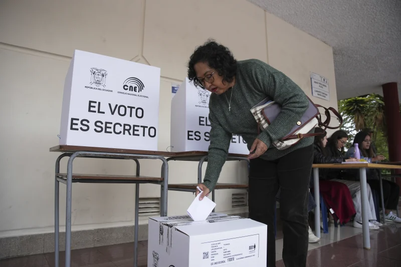 Últimos minutos para el cierre de la votación en Ecuador