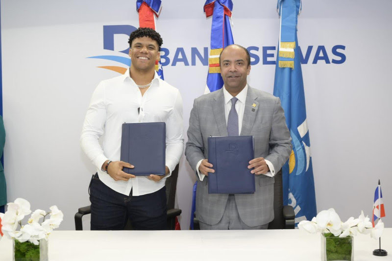 Banreservas y Juan Soto, pelotero de Grandes Ligas firman acuerdo para promover el orgullo de ser dominicano