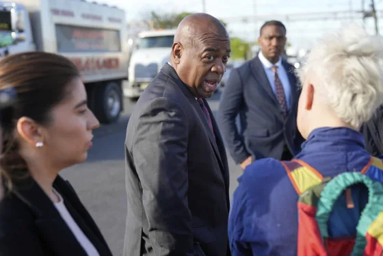 Liberan al alcalde de Newark tras arresto a las afueras del centro de detención de ICE en NJ