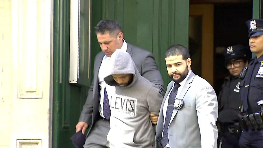 Detienen a sospechoso de apuñalar a pasajero de metro en Manhattan tras disputa por zapatos pisados