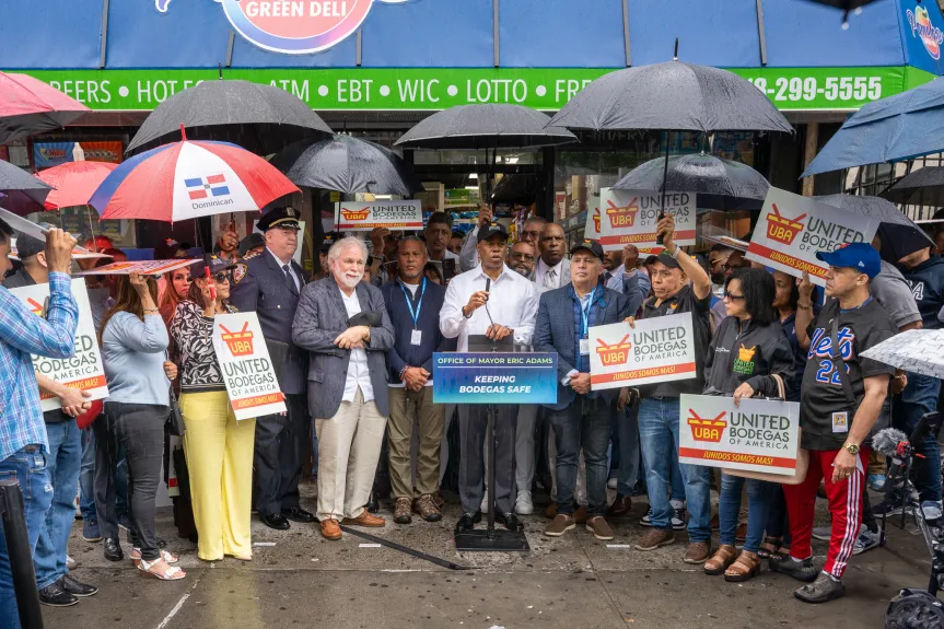 Adams afirma que 500 bodegas de Nueva York recibirán botones de pánico silenciosos en una iniciativa de 1,6 millones de dólares