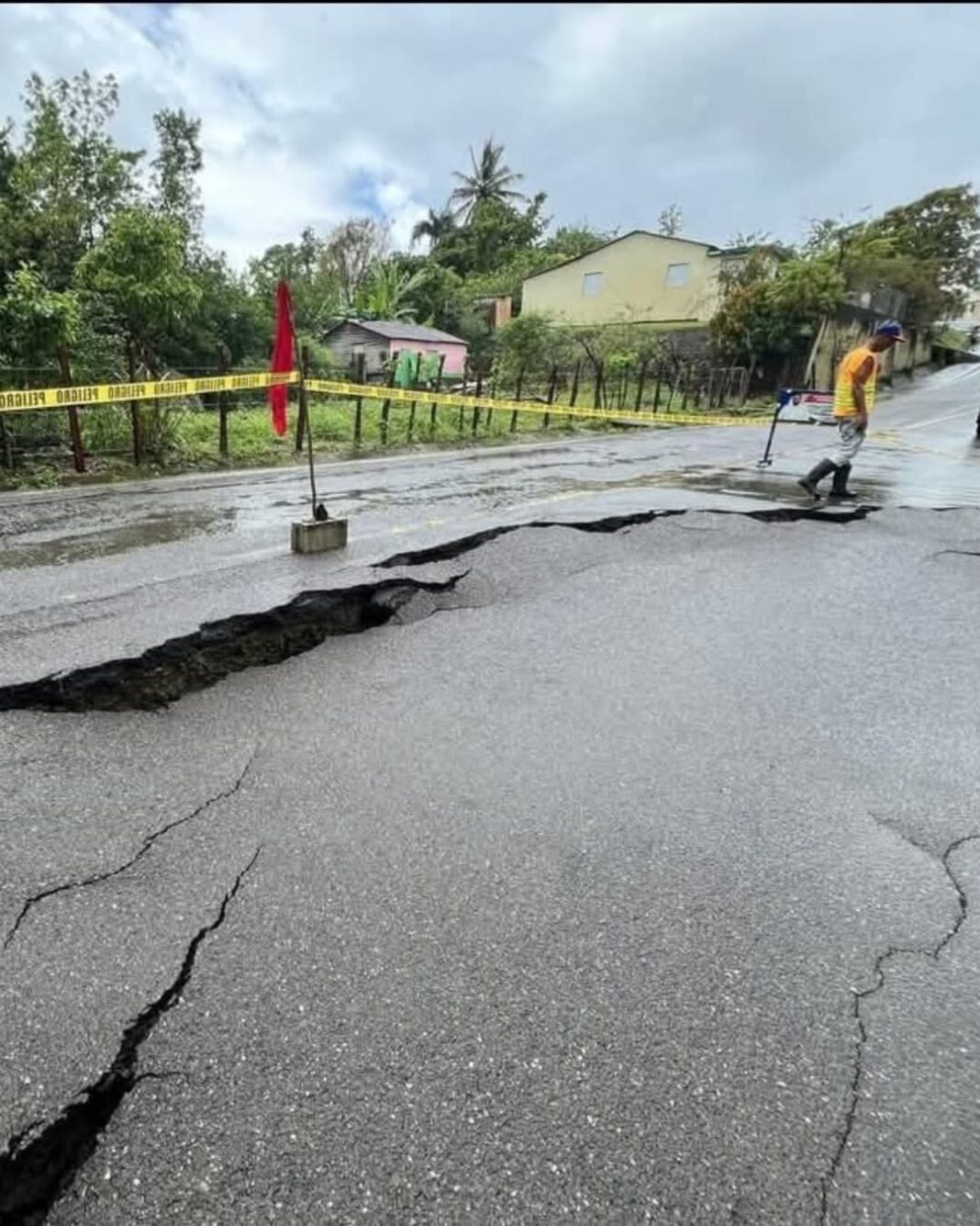 Alerta para 15 provincias! COE informa aguaceros por vaguada afectaron 490 viviendas y daños a carreteras en RD
