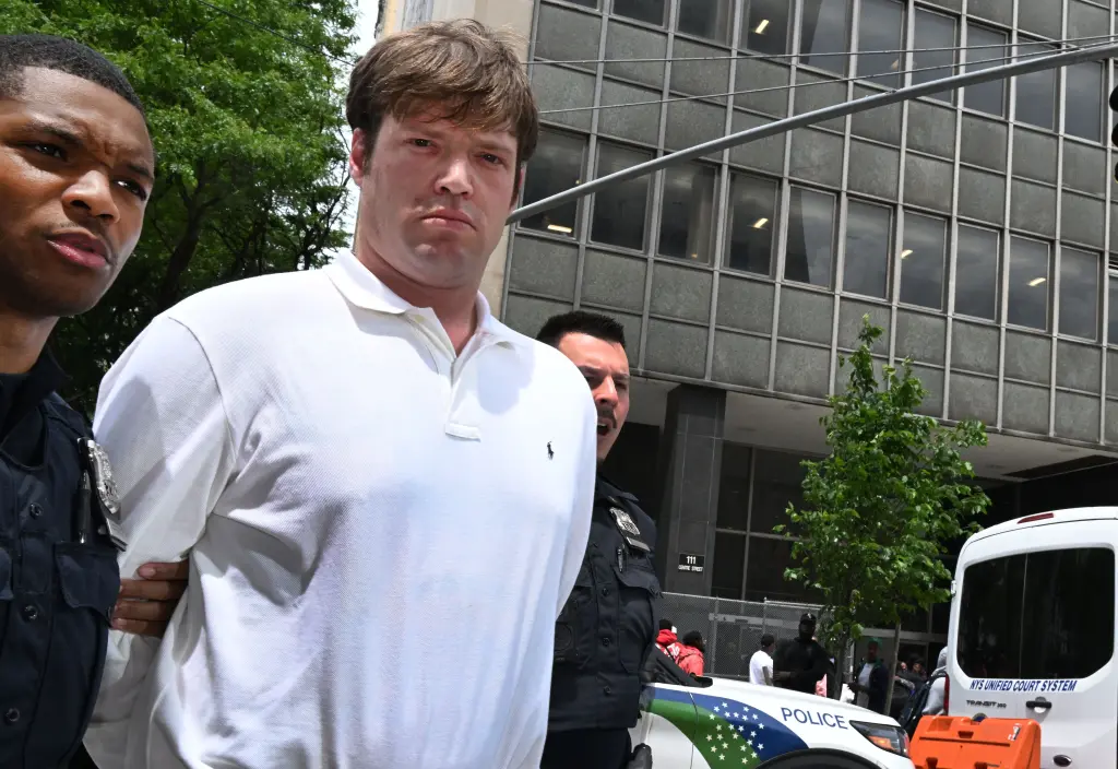 Detectives del Departamento de Policía de Nueva York, incluido uno del equipo de seguridad de Adams, presuntamente vinculado al caso de tortura de los hermanos criptográficos