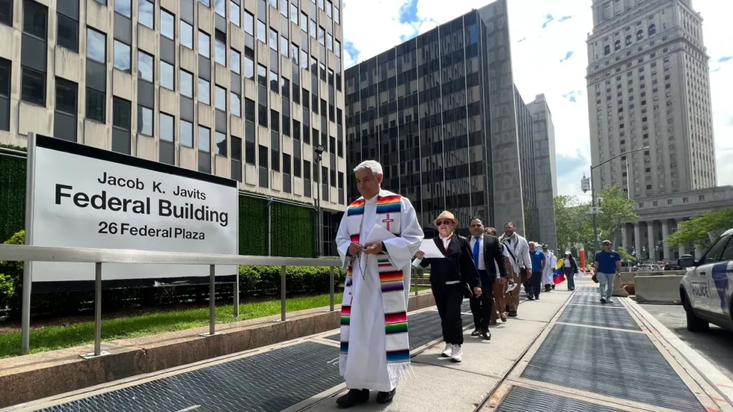 Ruego venezolano por el TPS frente al Federal Plaza en Nueva York