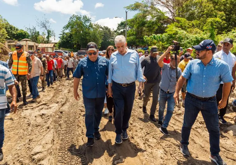 Ministros Paliza y Estrella supervisan zonas afectadas por lluvias en pueblos de la región del Cibao