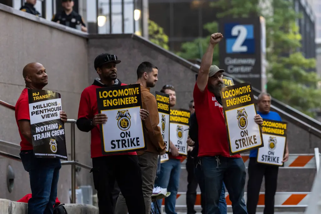 Gobernador de Nueva Jersey, Murphy, critica a los trabajadores sindicalizados de NJ Transit en huelga en medio de una pesadilla para los viajeros