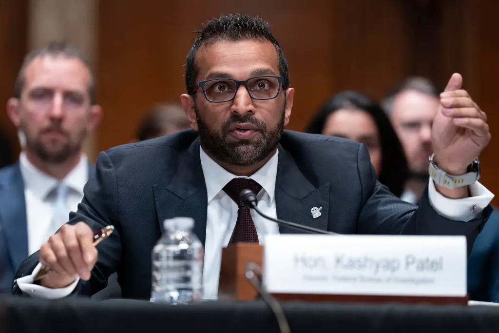 Director del FBI enfrenta acusaciones de que ha politizado a la agencia