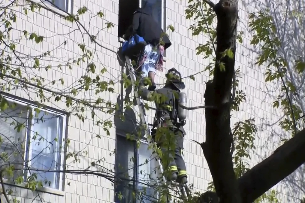 Los vecinos saltaron por las ventanas en un incendio en Milwaukee que dejó 4 muertos y varios heridos