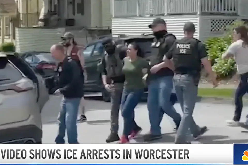 “Escena caótica”: video muestra fuertes imágenes de arrestos de madre e hija durante operativo de ICE
