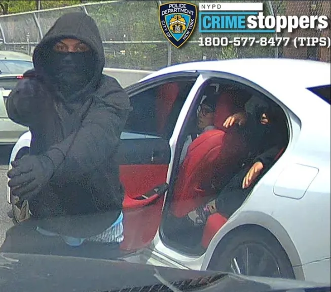 Un trío armado en un Lexus blanco asalta a un hombre cerca del Yankee Stadium en el Bronx, NY