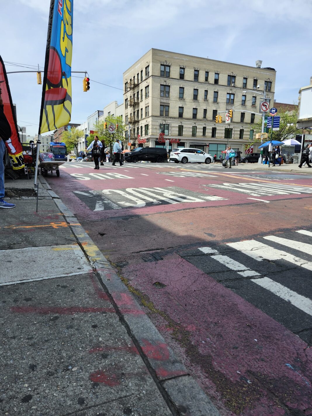 La queja más común al 311 en la ciudad de Nueva York en los vecindarios hispanos: ¡Bájenle a esa música!, como si estuvieran en RD