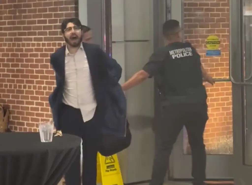 Un video muestra el momento en que un presunto pistolero fuera del Museo Judío es arrestado mientras gritaba «¡Libertad, libertad, Palestina!»