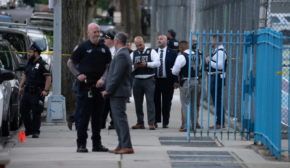 Una bala perdida mató a una niña inocente de 16 años cerca de una escuela del Bronx.