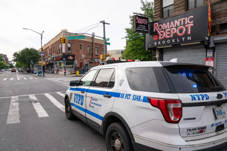 Un conductor que se dio a la fuga atropelló a un hombre de 55 años que cruzaba una calle de Brooklyn