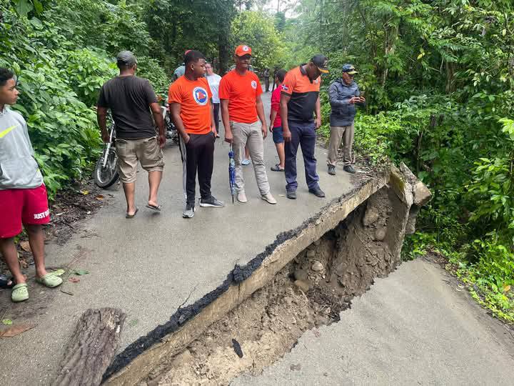Desbordamiento de ríos causan inundaciones y daños a vías en parte oeste de Puerto Plata, incluyendo colapso de puente