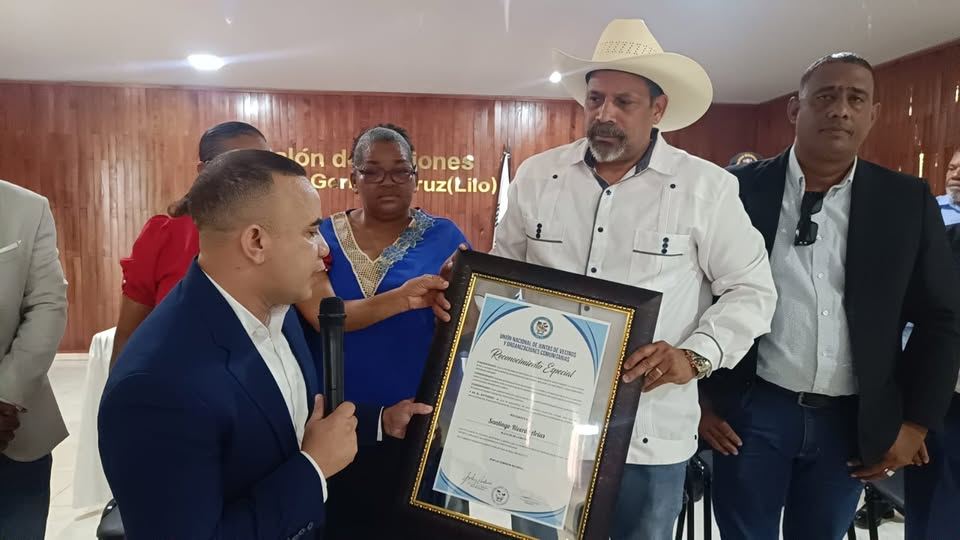 Comunitarios y juntas de vecinos reconocen alcalde de fronteriza provincia de Dajabón Santiago Riverón por defender la Soberanía Nacional