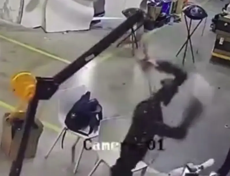 Un violento robot humanoide se descontrola y ataca a trabajadores de fábrica en un video impactante: «Se volvió completamente Terminator»