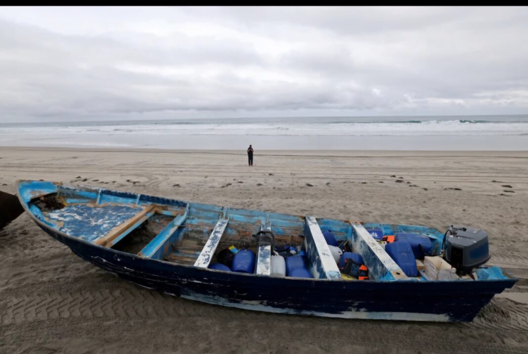 Al menos tres muertos y varios desaparecidos tras volcar embarcación con migrantes cerca de las costas de San Diego