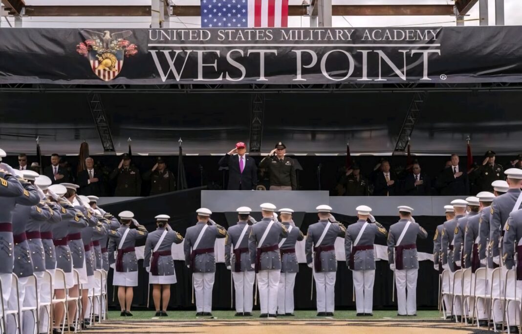 Trump elogia a cadetes de West Point por sus logros y se atribuye la fortaleza militar de EEUU