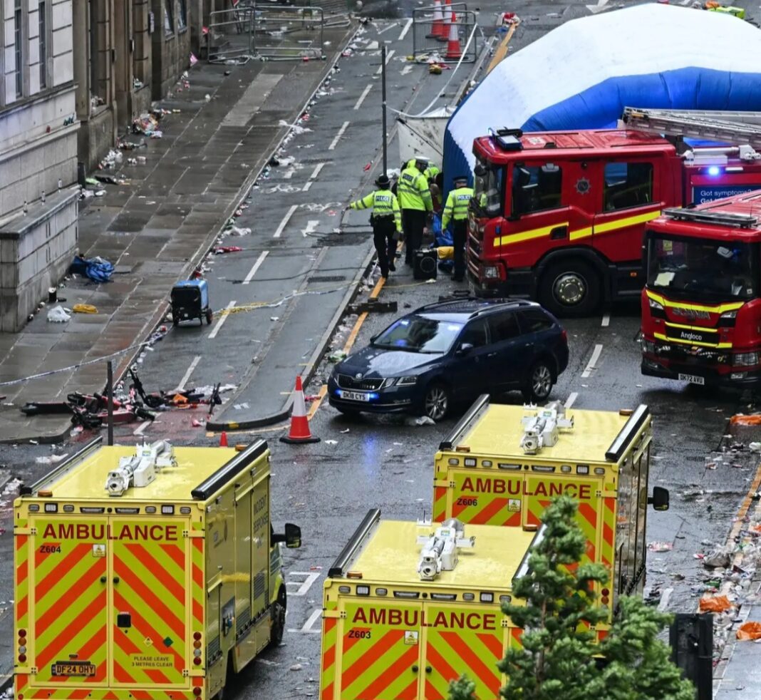 Hay casi 50 heridos luego de que un conductor embistió a una multitud en Liverpool, no fue un atentado terrorista