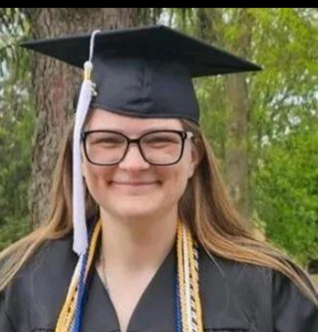 Dos estudiantes, de 22 años, encontrados muertos en la residencia estudiantil solo días después de su graduación, despiertan temores entre los padres indignados que piden un cambio en EE.UU.