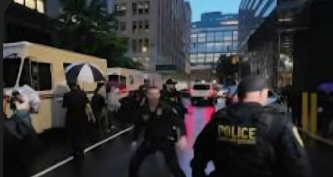 Siguen las protestas contra arrestos de ICE a inmigrantes que acuden a citas en cortes en la ciudad de Nueva York