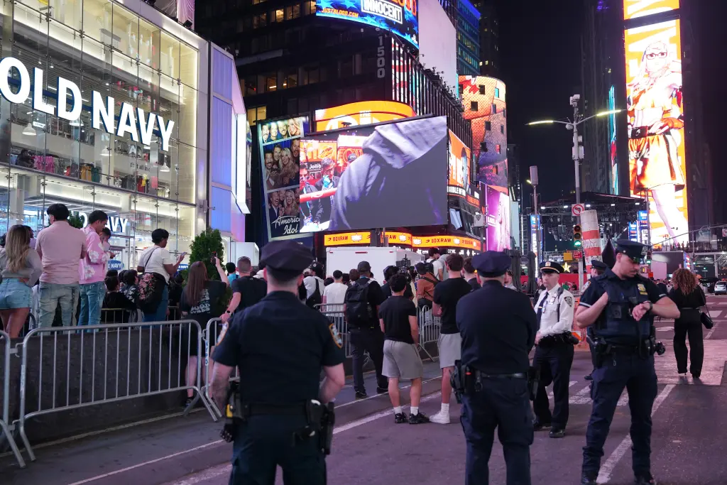 Punks vinculados al Tren de Aragua se pelean con policías de Nueva York en una pelea salvaje en Times Square