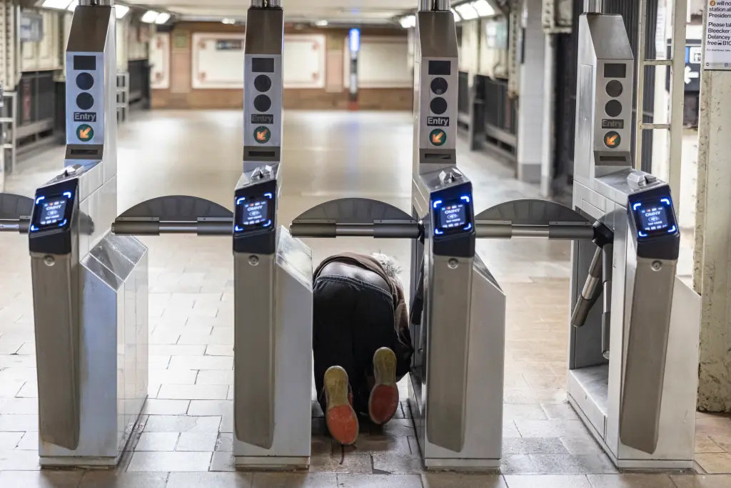 La MTA retrasa la apertura de las puertas de emergencia para impedir el pago de tarifas, mientras la inseguridad por actos violentos se mantiene en los trenes en la NYC