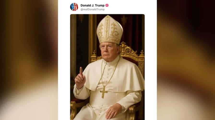 Conferencia católica en EE. UU. acusa a Trump de burlarse de la fe por foto vestido de papa