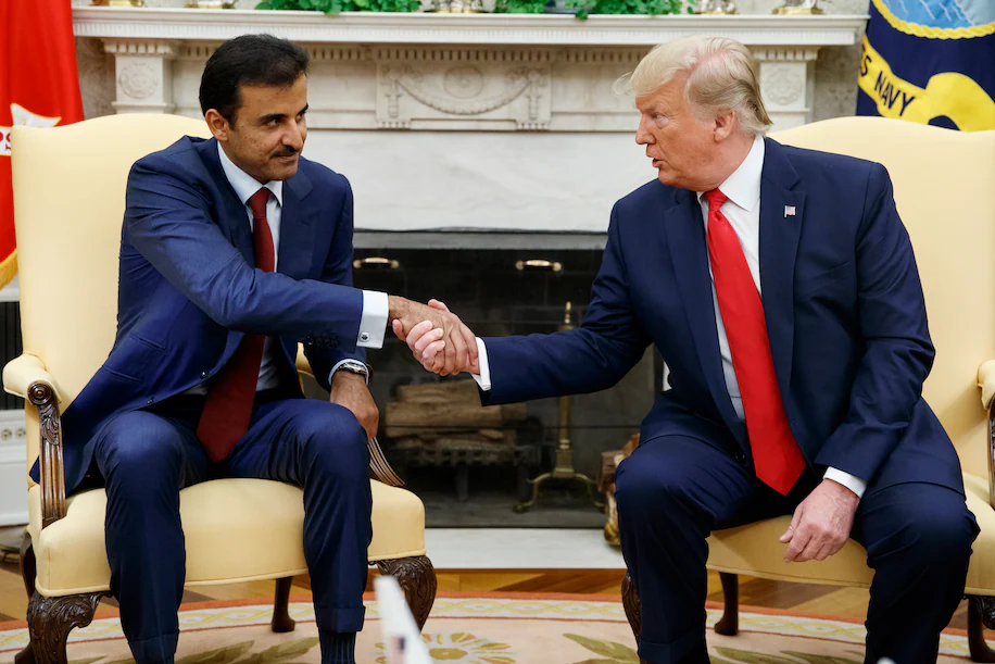 Trump recibe una escolta de ocho aviones de combate cuando el Air Force One llega a Qatar