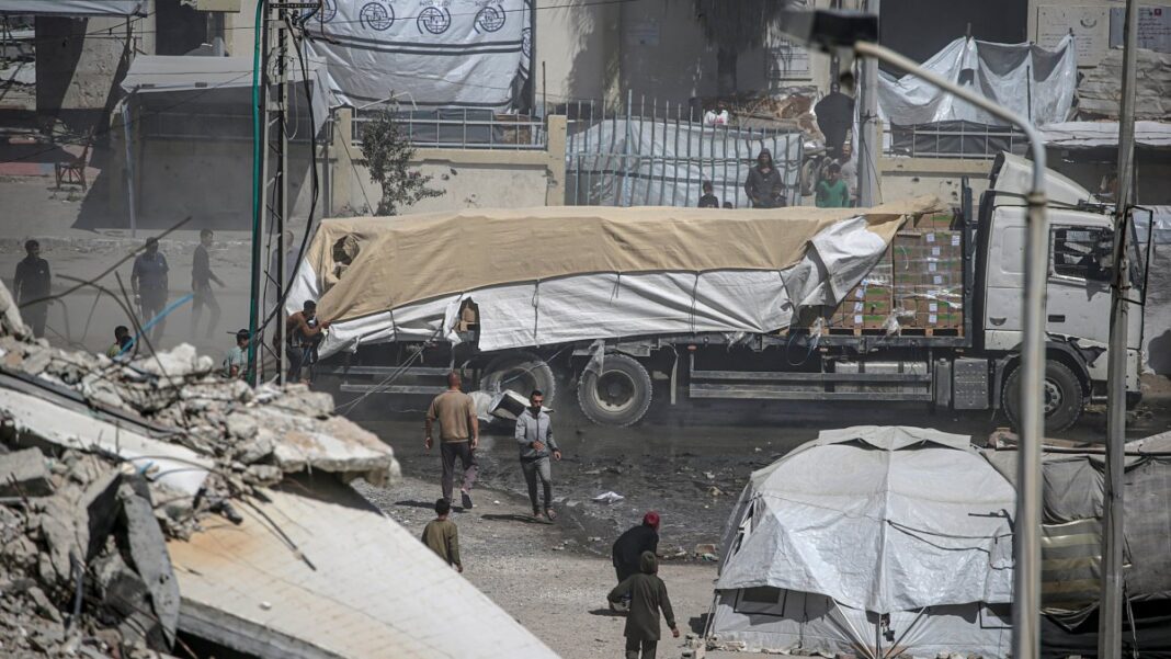 Ataques israelíes matan a 52 personas en Gaza, incluidos 36 en una escuela convertida en refugio