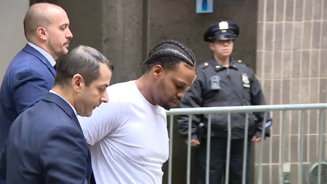 Acusan a hombre de intento de asesinato por ataque a madre colombiana en Randall’s Island, Queens