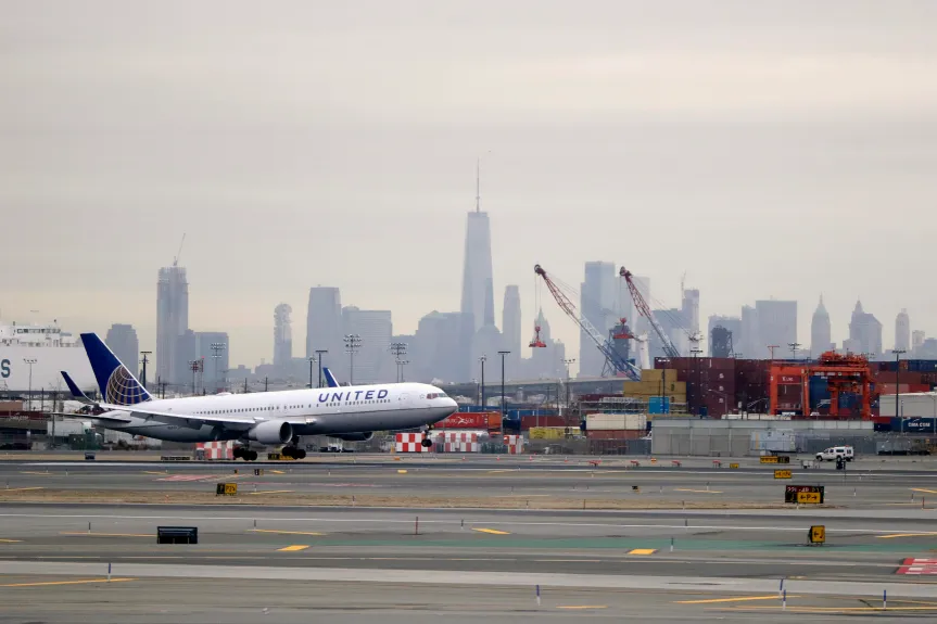 Los retrasos vuelven a acumularse en el aeropuerto de Newark mientras United recorta vuelos