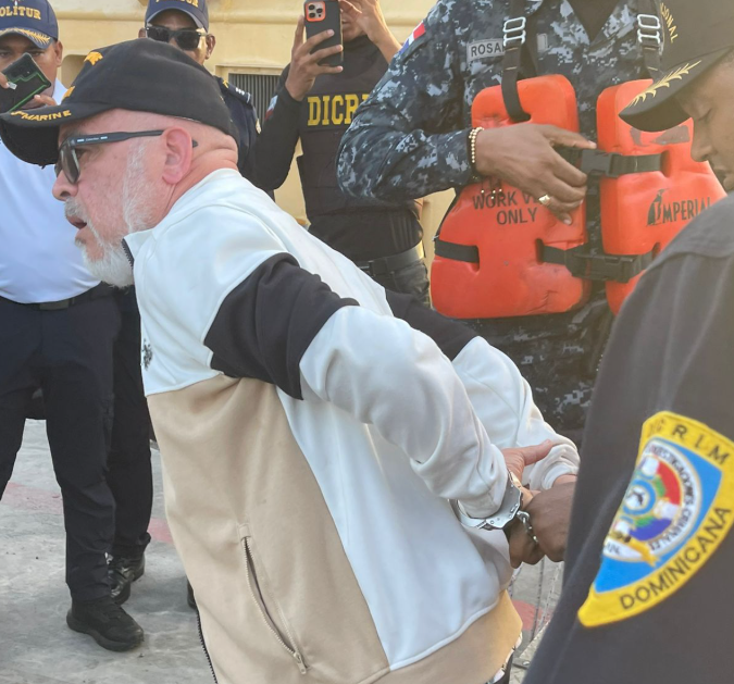 Tribunal ordena impedimento de salida de RD y presentación periódica para comunicador Ángel Martínez