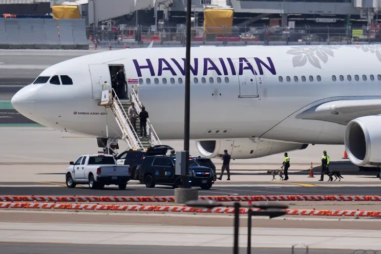 Técnico de la Marina acusado de realizar una falsa amenaza de bomba en un vuelo de Hawaiian Airlines