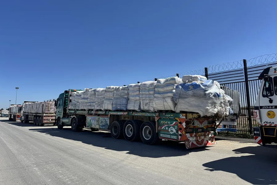 Camiones con ayuda humanitaria para Gaza continúan varados en la frontera, tras una guerra que ha cobrado al menos 53 mil vidas