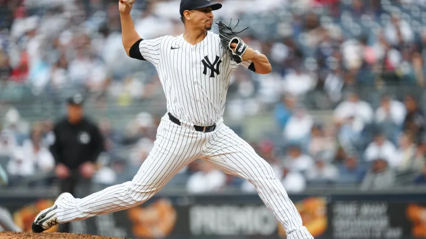 Yankees designan al veterano lanzador venezolano Carlos Carrasco para asignación