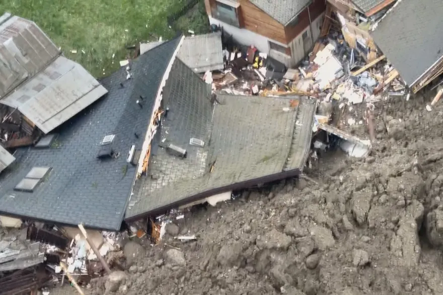 Destruido un pueblo en Suiza tras el desprendimiento de un glacia