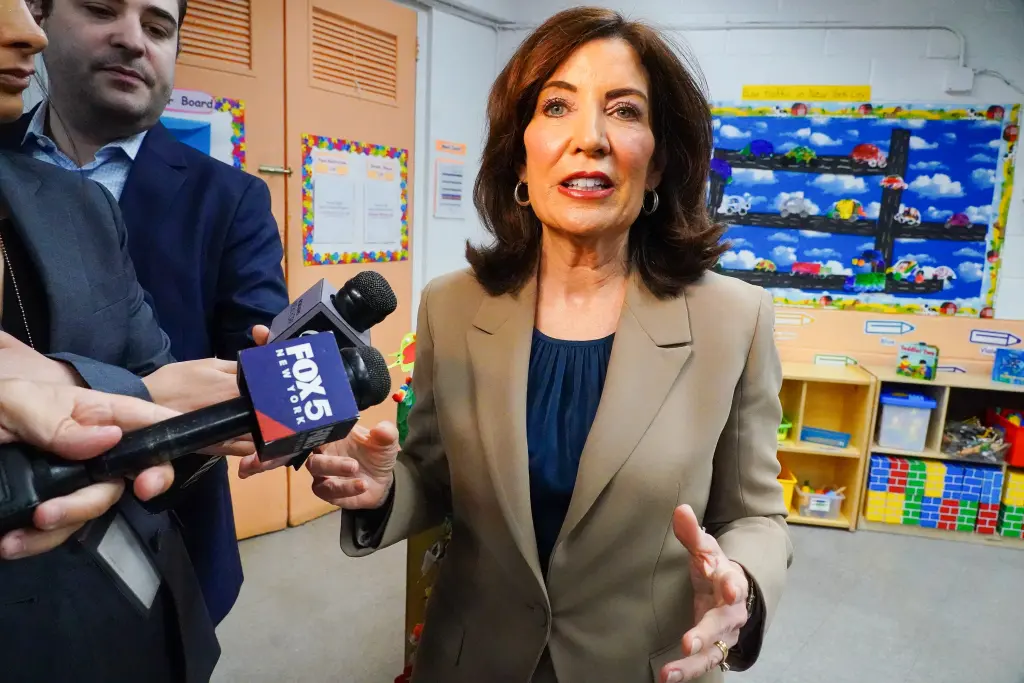 Gobernadora Kathy Hochul descarta la posible candidatura de la representante Elise Stefanik a gobernadora de Nueva York: «¡Que venga!»