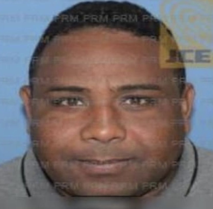 Autoridades apresan al alcalde del PRM de Monserrat con libro robado de la JCE; dirigía una red de envío de mujeres a España con documentos falsos