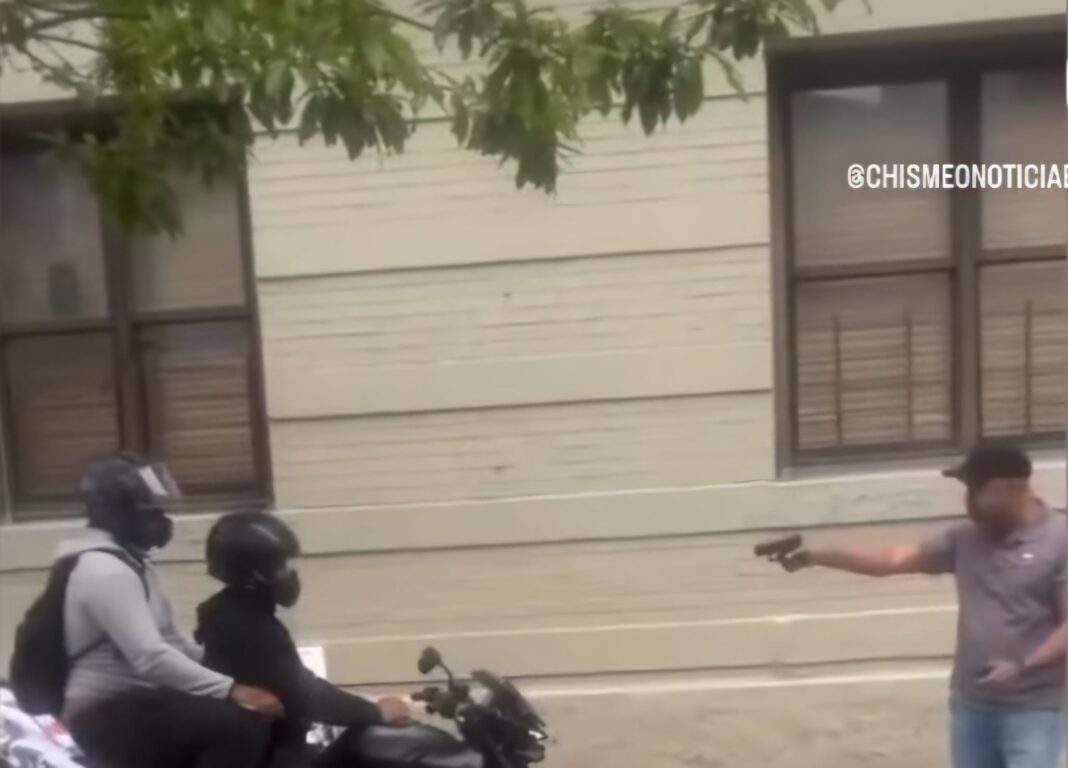 Dominicano, dueño de un negocio en Manhattan enfrenta con un arma dos delincuentes que tenían el bloque zozobra