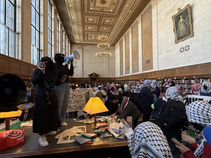 Detienen a decenas manifestantes propalestinos tras irrumpir biblioteca de la Universidad de Columbia en NY