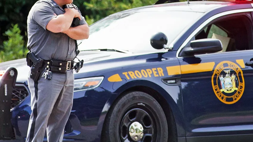 Oficial de policía de Nueva York acusado de disparar en el patio delantero de un conductor de DoorDash desaparecido