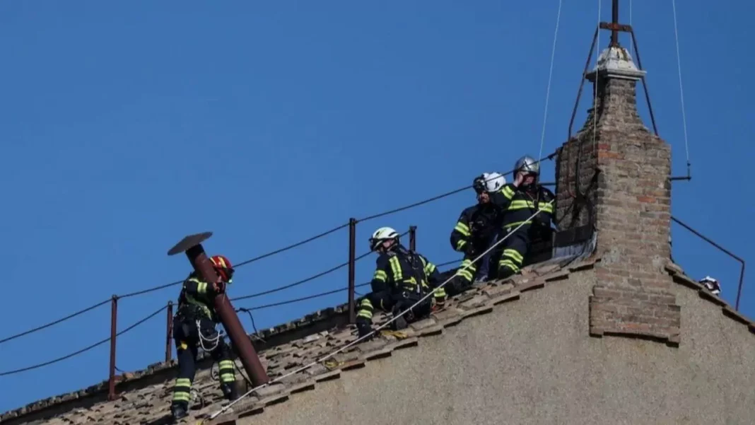 Vaticano inicia la instalación de la chimenea en la Capilla Sixtina para anunciar al nuevo papa