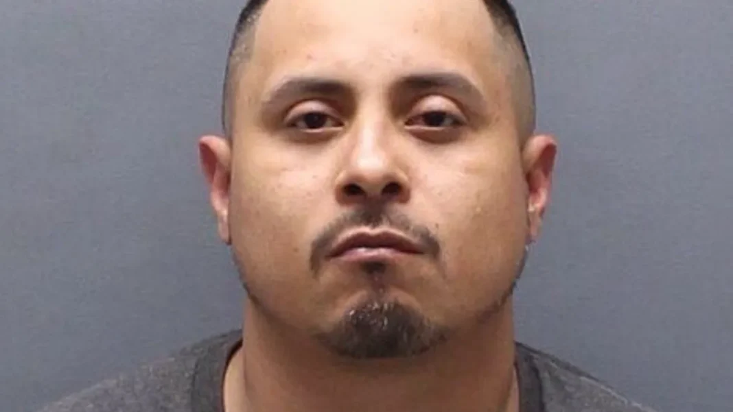 Acusan a un empleado hispano de iglesia que abusó supuestamente de una niña por años y lo grabó en su celular