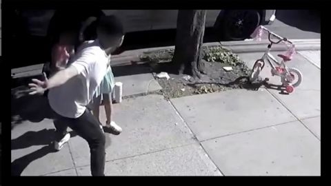 Hispano que golpeó a niña y mordió a un policía en Queens, Nueva York estaba libre bajo fianza