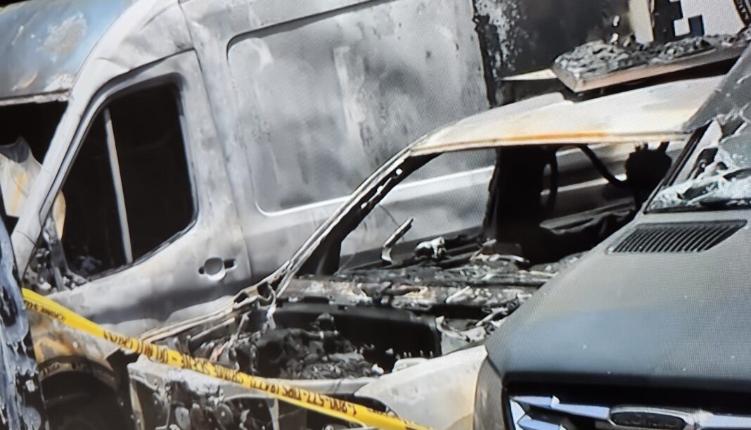 Varios vehículos de la policía de Nueva York fueron quemados, en Brooklyn, se buscan a dos sospechosos, mientras las protestas siguen contra ICE en la ciudad Varios vehículos de la policía de Nueva York fueron quemados, en Brooklyn, se buscan a dos sospechosos, mientras las protestas siguen contra ICE en la ciudad