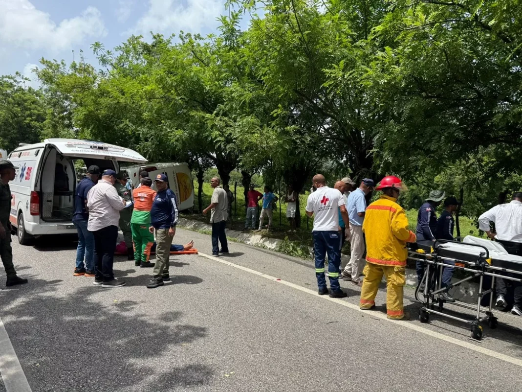 Al menos 29 heridos por accidente de autobús en la autopista Duarte, RD, tres de ellos se encuentran en condiciones critica